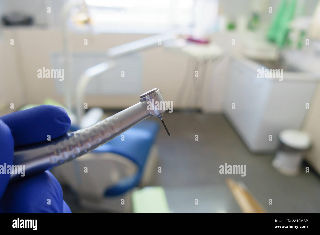 In prossimità di apparecchiature dentali, strumenti odontoiatrici, riunito suggerimenti in dental clinic. Strumenti per la pulizia dei denti e della salute orale. Foto Stock