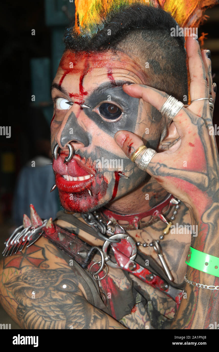 Londra, Regno Unito. 28 Sep, 2019. La seconda da in occasione del quindicesimo anniversario edizione dell International London Tattoo Convention, è stato visitato da una grande folla che vengono a essere inchiostrato e per godere di tutto questo meraviglioso Tattoo Convention ha da offrire.Con oltre 200 artisti del tatuaggio portando tutti gli stili del tatuaggio, spettacoli dal vivo con le ragazze del carburante, tatuato modelli moda e il grande e persone interessanti che vengono a mostrare i loro tatuaggi.Paolo Quezada-Neiman/Alamy Live News Credito: Paolo Quezada-Neiman/Alamy Live News Foto Stock
