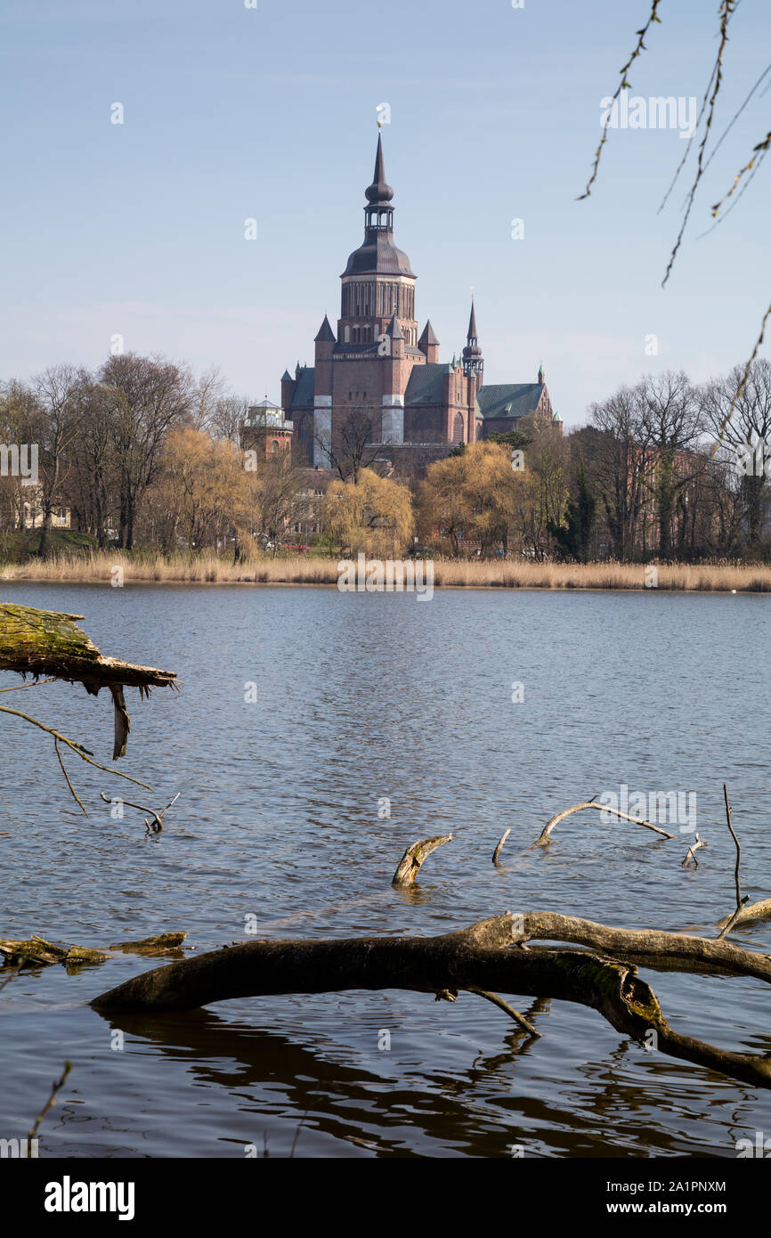 Lago di fronte la chiesa di Santa Maria, Città Anseatica di Stralsund Foto Stock
