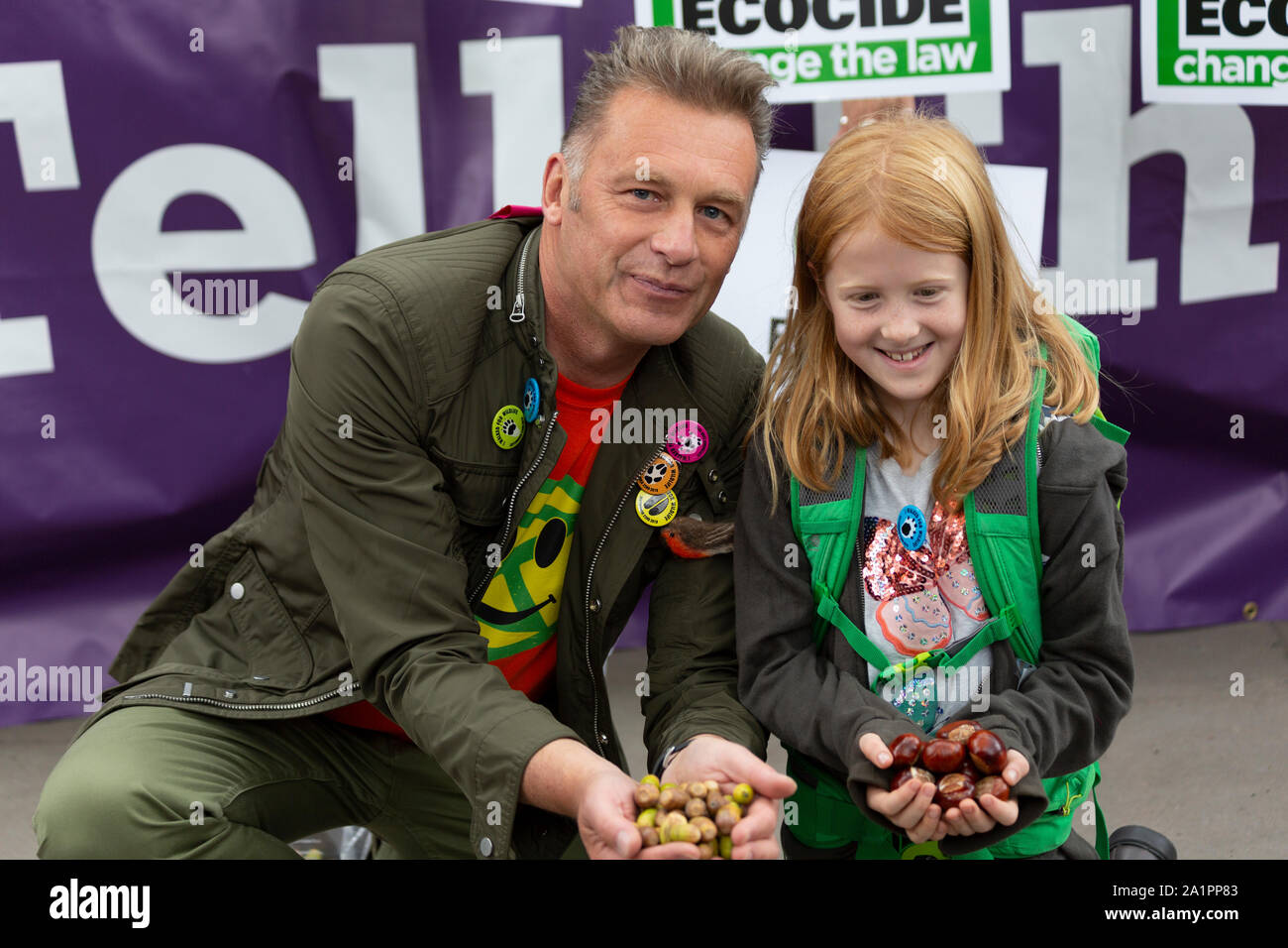 Londra REGNO UNITO. Il 28 settembre 2019. Emittente e la fauna selvatica esperto Chris Packham CBE assiste woodland & wildlife protestare fuori la stazione di Euston. Foto Stock