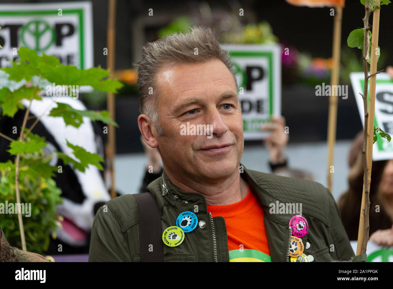 Londra REGNO UNITO. Il 28 settembre 2019. Emittente e la fauna selvatica esperto Chris Packham CBE assiste woodland & wildlife protestare fuori la stazione di Euston. Foto Stock