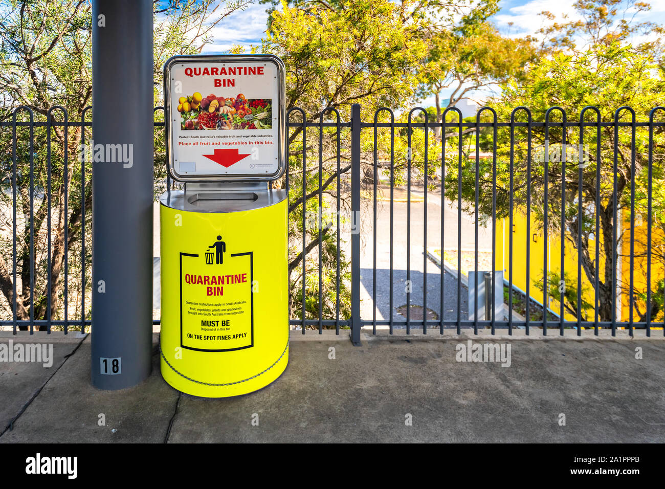 Adelaide, Australia del Sud - Agosto 4, 2019: South Australian interstate controllo quarantena bidone installato a Parklands Terminal Ferroviario Interstatale stat Foto Stock