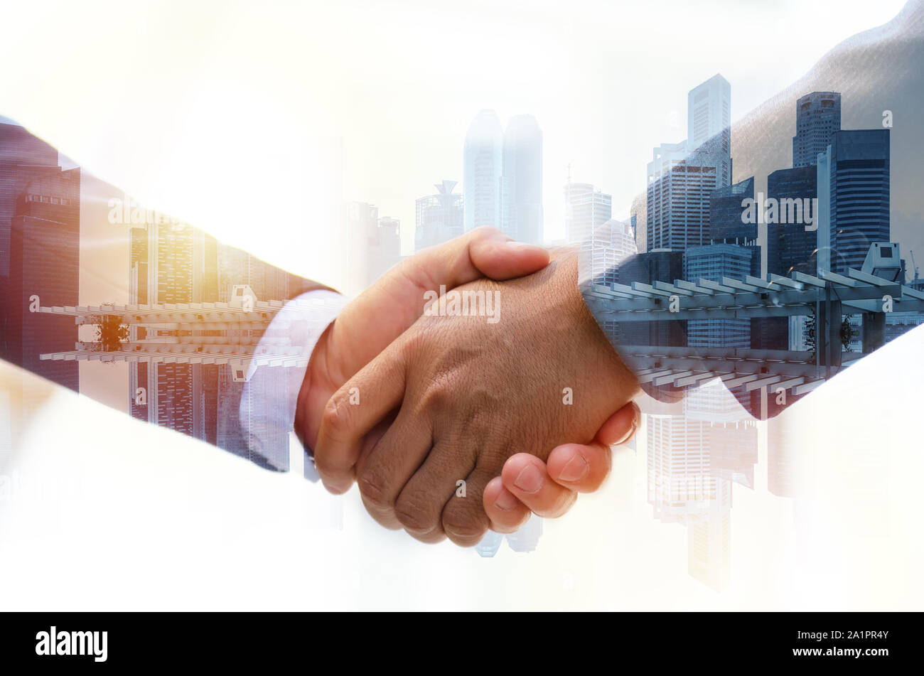 Partnership. immagine a doppia esposizione di investitore business man handshake con partner per meeting di successo trattare durante il Sunrise e paesaggio Foto Stock