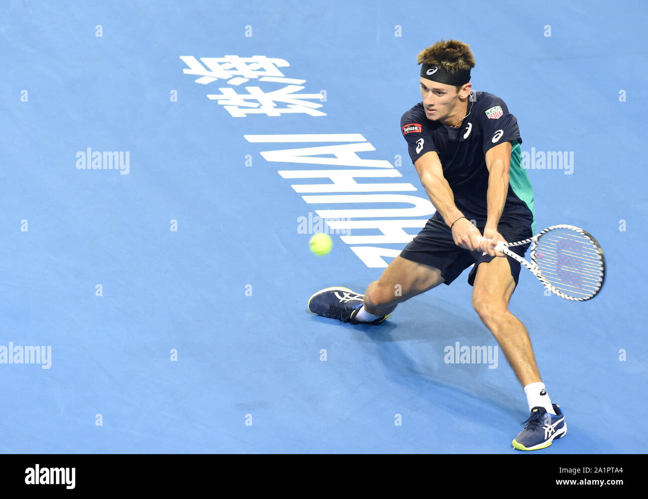 Zhuhai, la Cina della provincia di Guangdong. 28 Sep, 2019. Alex de Minaur dell Australia compete durante gli uomini singoli semifinale partita fra Alex de Minaur dell Australia e Roberto Bautista Agut della Spagna a Zhuhai ATP Championships di Zhuhai, Cina del sud della provincia di Guangdong, Sett. 28, 2019. Credito: Lu Hanxin/Xinhua/Alamy Live News Foto Stock