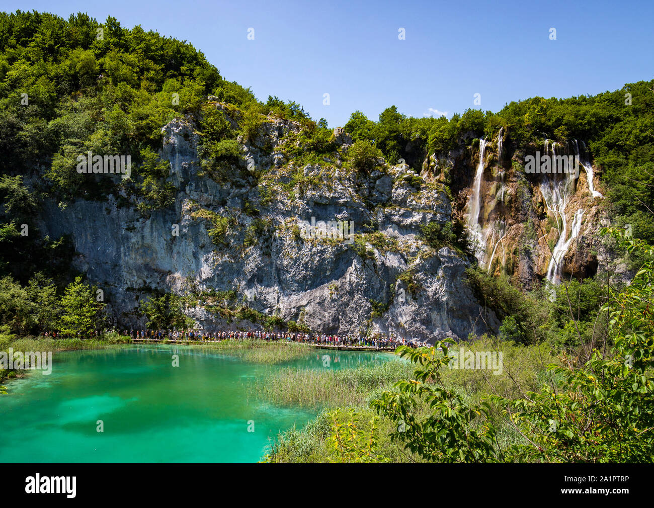 Le persone che si recano a Veliki Slap (Grande Cascata) nel Parco Nazionale dei Laghi di Plitvice, Croazia Foto Stock