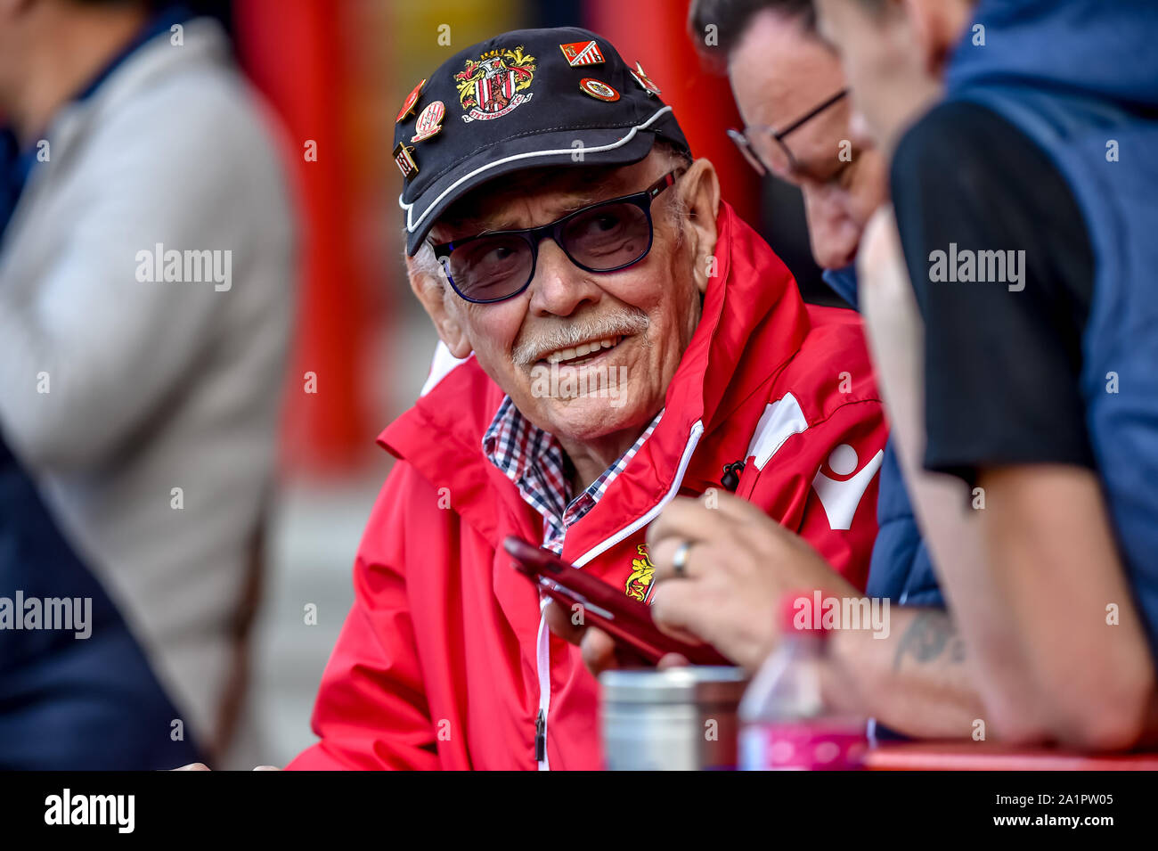 Stevenage, Regno Unito. 28 Sep, 2019. A Stevenage sostenitore pronto per il cielo EFL scommettere League 2 match tra Stevenage e Cambridge Regno al Lamex Stadium, Stevenage, in Inghilterra il 28 settembre 2019. Foto di Phil Hutchinson. Solo uso editoriale, è richiesta una licenza per uso commerciale. Nessun uso in scommesse, giochi o un singolo giocatore/club/league pubblicazioni. Credit: UK Sports Pics Ltd/Alamy Live News Foto Stock