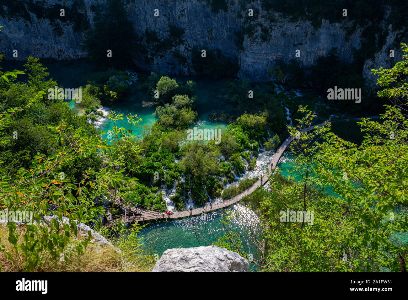 Le persone che si recano a Veliki Slap (Grande Cascata) nel Parco Nazionale dei Laghi di Plitvice, Croazia Foto Stock