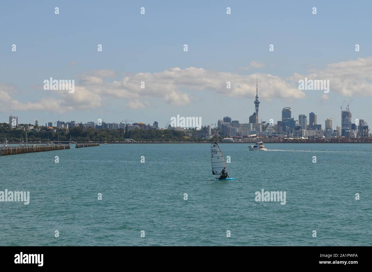 Città di Auckland, blu oceano con barche e kitesurfer Foto Stock