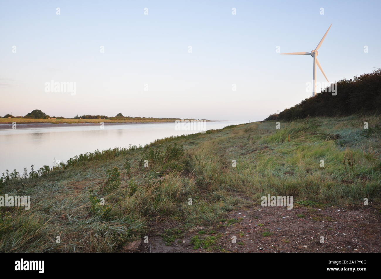 La sponda est del Fiume Great Ouse nord di King's Lynn, Norfolk, Inghilterra, Regno Unito. Foto Stock