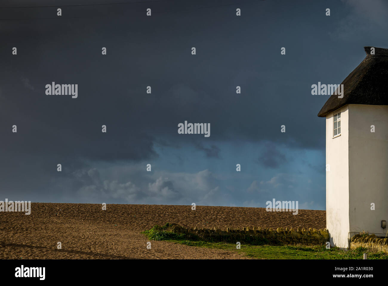 Der starke Kontrast, die strenge geometria des Hauses und die Weite des Meeres (hier allerdings nicht Sicht- aber erahnbar) hat mich an die Malerei Edward tramogge erinnert. West Bay, Dorset, Inghilterra Foto Stock