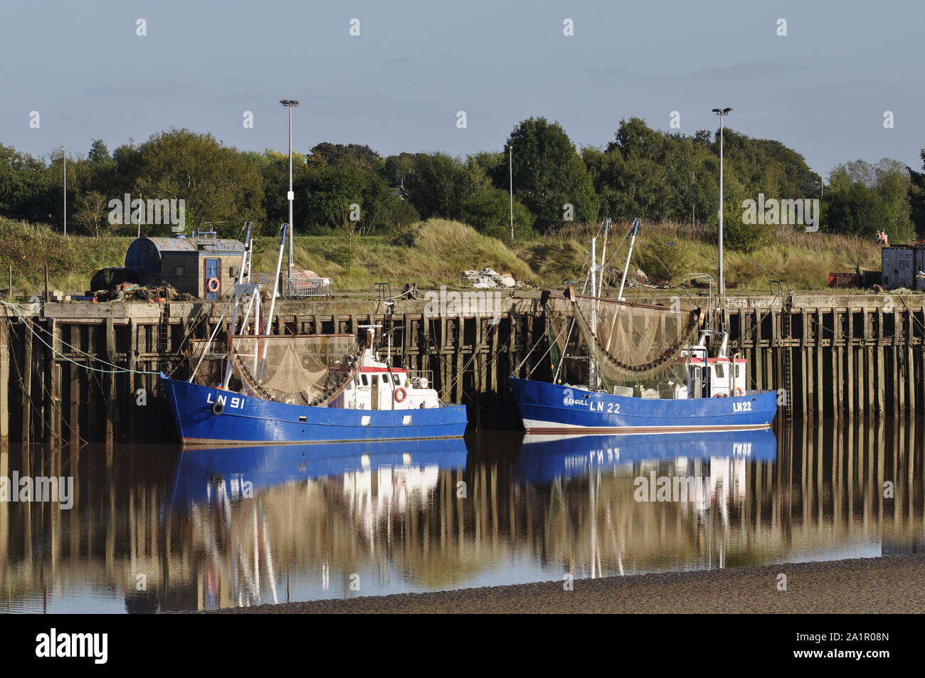 Barche per la pesca del gamberetto marcia ormeggiato a Boal Quay, King's Lynn, NORFOLK REGNO UNITO Foto Stock