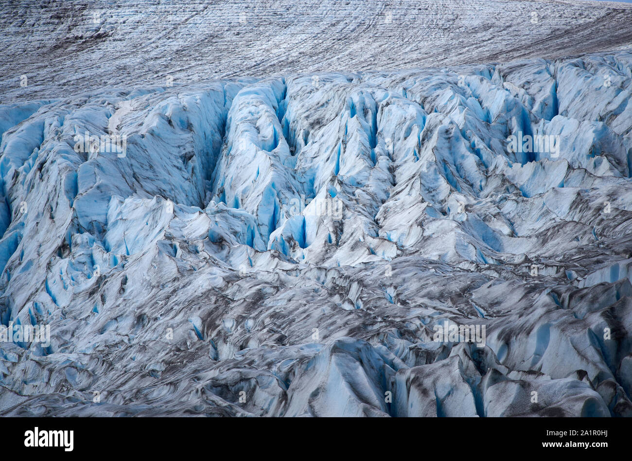 Solchi e parti piatte del Ghiacciaio di uscita nel Parco Nazionale dei fiordi di Kenai. Foto Stock