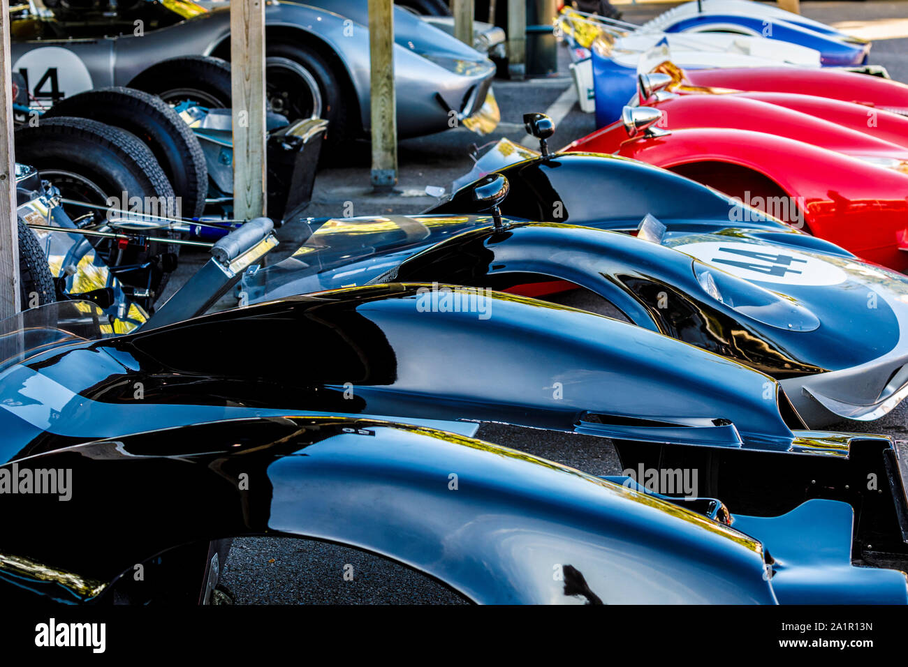 Whitsun Trophy operatori schierate nel paddock di autorimesse con corpo anteriore sezioni rimosse per la manutenzione. 2019 Goodwood, Sussex, Regno Unito. Foto Stock