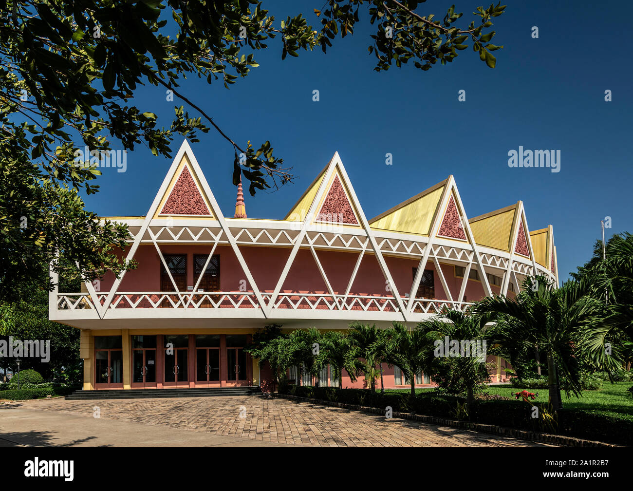 Chaktomuk Conference hall architecture landmark building a Phnom Penh Cambogia città Foto Stock