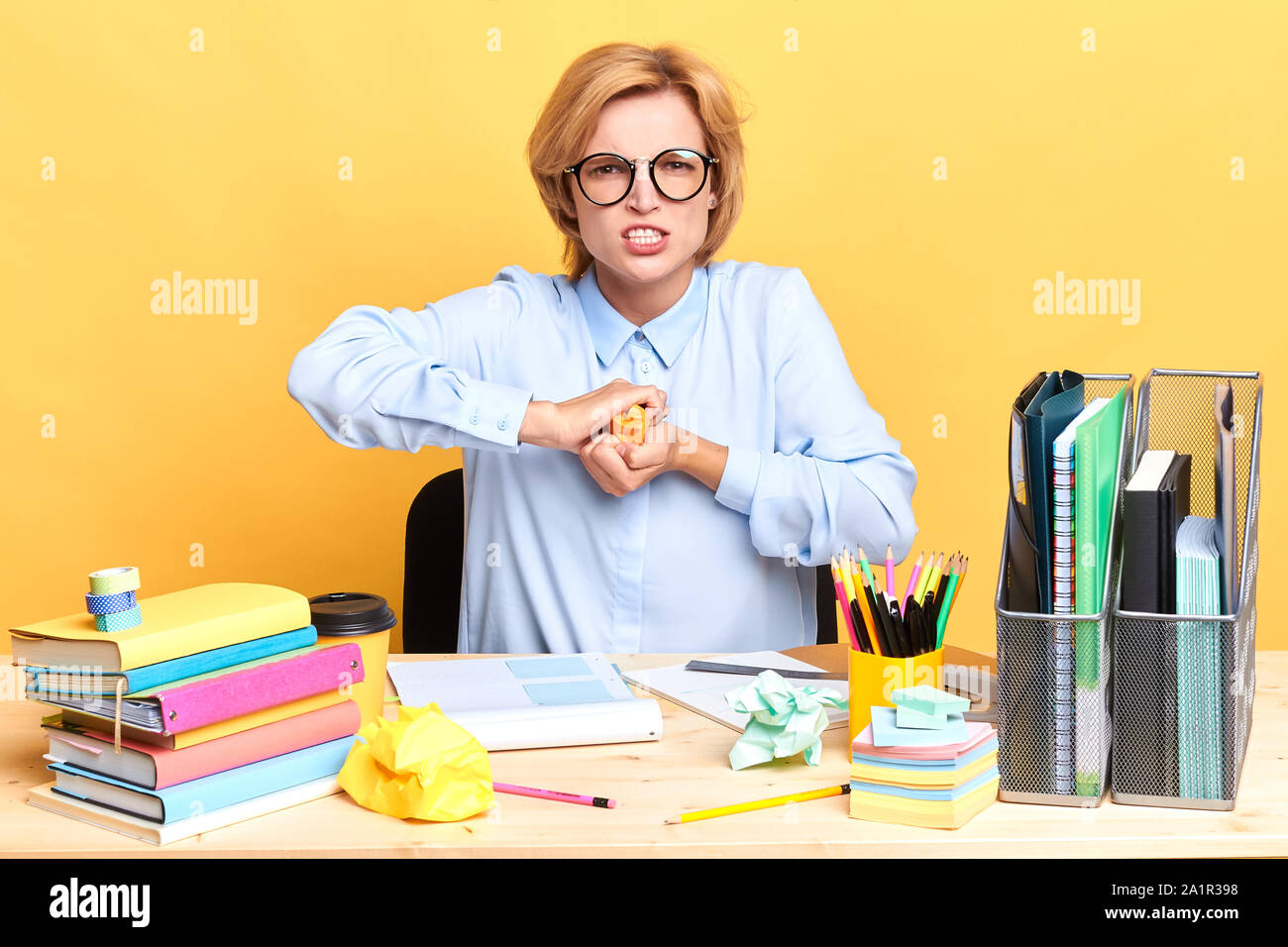 Sottolineato imprenditore femmina ha molti problemi sul lavoro, non ha idea di cosa fare con il problema, sensazione negativa ed emozione, close up ritratto, prigioniero Foto Stock