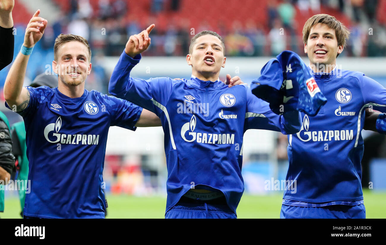 Leipzig, Germania. 28 Sep, 2019. Calcio: Bundesliga, 6° giornata, RB Leipzig - FC Schalke 04 in Red Bull Arena Leipzig. Schalke i giocatori di Bastian Oczipka (l-r), ammina Harit e Juan Miranda allegria dopo il 1:3 vittoria. Credito: Jan Woitas/dpa-Zentralbild/dpa - NOTA IMPORTANTE: In conformità con i requisiti del DFL Deutsche Fußball Liga o la DFB Deutscher Fußball-Bund, è vietato utilizzare o hanno utilizzato fotografie scattate allo stadio e/o la partita in forma di sequenza di immagini e/o video-come sequenze di foto./dpa/Alamy Live News Foto Stock