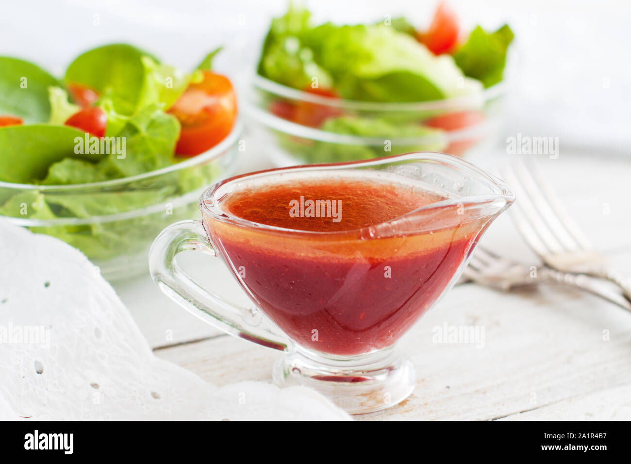 Citrus condimento per insalata fatta di arance sanguigne in piccola brocca di vetro su tavola in legno rustico Foto Stock