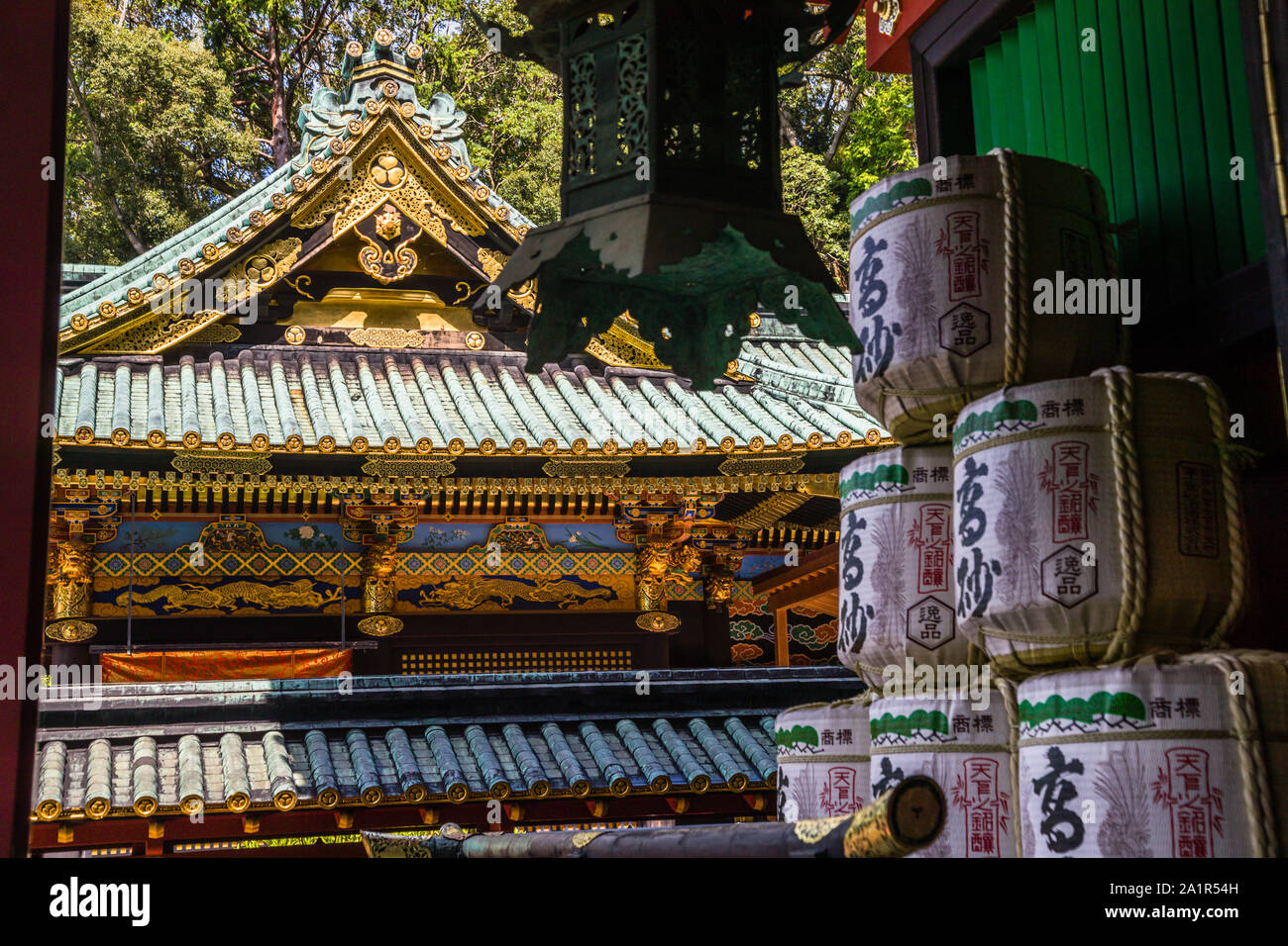 Santuario di Kunozan Toshogu a Shizuoka, Giappone. Il Santuario Toshogu e i suoi annessi sono magnificamente decorati e decorati con lacca giapponese. Di fronte all'entrata dell'edificio principale sono impilati e barili di sakè molto decorativi. Sono un'offerta a Tokugawa Ieyasu Foto Stock