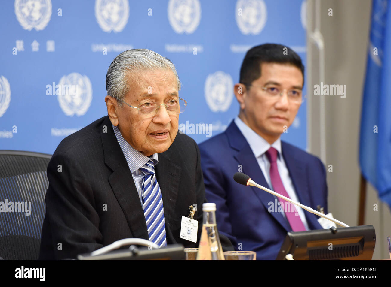 Organizzazione delle Nazioni Unite. Il 27 settembre, 2019. Primo Ministro malaysiano Mahathir Mohamad (L) Mutandine di reporters in occasione di una conferenza stampa a margine del dibattito generale della 74a sessione dell'Assemblea generale delle Nazioni Unite presso la sede delle Nazioni Unite a New York, Sett. 27, 2019. Primo Ministro malaysiano Mahathir Mohamad venerdì detto l'Associazione delle nazioni del sud-est asiatico (ASEAN) paesi dovrebbero seguire della Cina di esempio per rilanciare l'economia regionale mentre esprimono un forte sostegno per il libero commercio. Credito: Han Fang/Xinhua/Alamy Live News Foto Stock