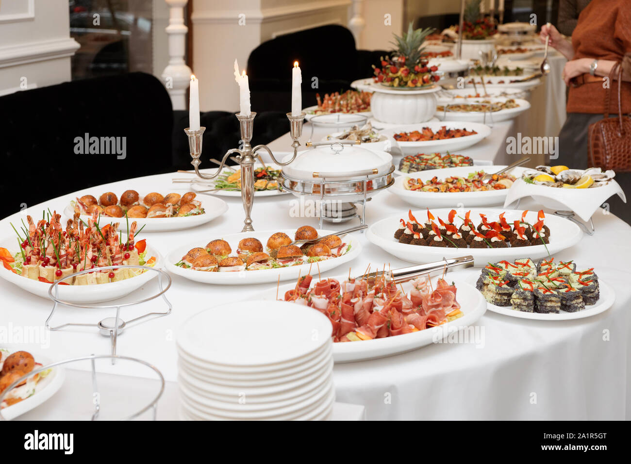 Antipasti di carne e pesce in un ristorante Foto Stock