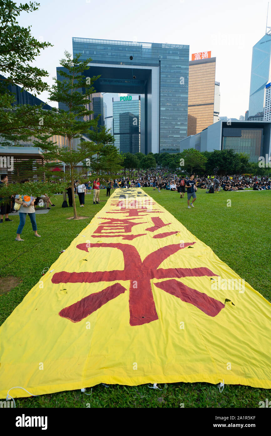 Central, Hong Kong. 28 Sep, 2019. Rally da migliaia di pro-democrazia sostenitori presso uffici del governo centrale a Tamar Park per segnare il quinto anniversario dell'inizio dell'Ombrello di movimento. Credito: Iain Masterton/Alamy Live News Foto Stock