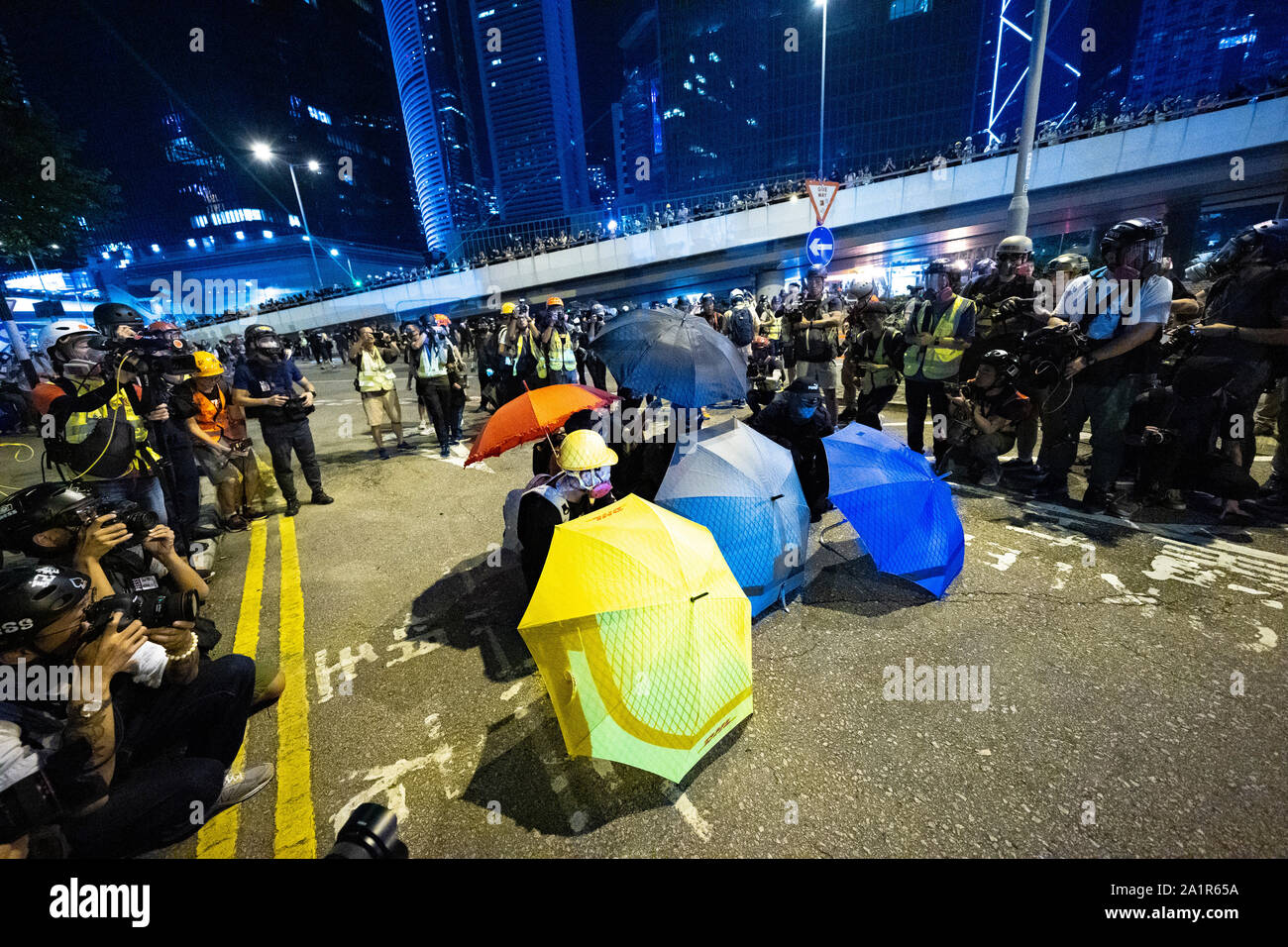 Central, Hong Kong. 28 Sep, 2019. Rally da migliaia di pro-democrazia sostenitori presso uffici del governo centrale a Tamar Park per segnare il quinto anniversario dell'inizio dell'Ombrello di movimento. Gli attivisti provocare la polizia lanciando pietre. La risposta è stata l'uso di polizia del cannone ad acqua. Credito: Iain Masterton/Alamy Live News Foto Stock