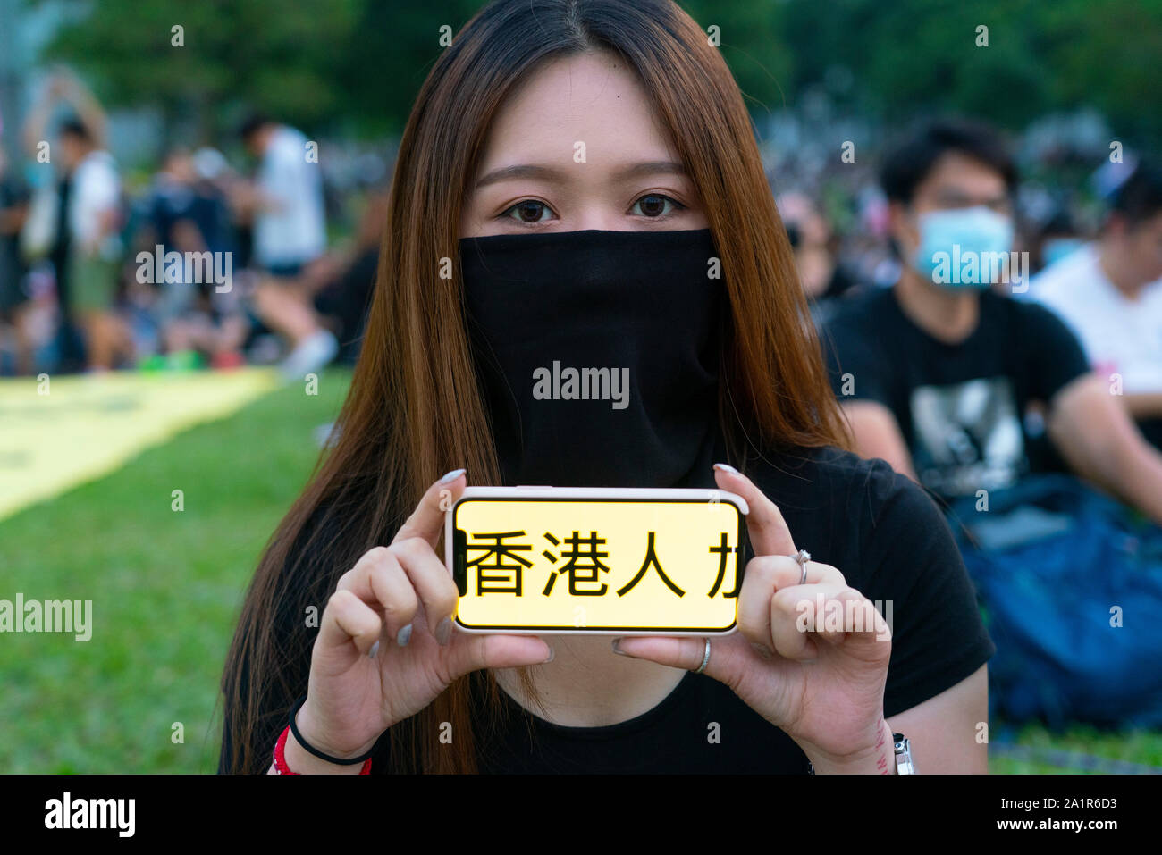 Central, Hong Kong. 28 Sep, 2019. Rally da migliaia di pro-democrazia sostenitori presso uffici del governo centrale a Tamar Park per segnare il quinto anniversario dell'inizio dell'Ombrello di movimento. Donna Usa telefono per mostrare messaggio di sostegno per la gente di Hong Kong. Credito: Iain Masterton/Alamy Live News Foto Stock
