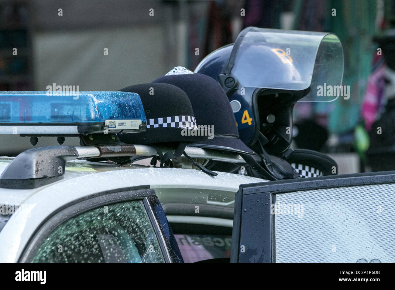 Gli ufficiali di polizia nella partecipazione al Preston Gay Pride evento nel centro della citta' di Preston, Regno Unito Foto Stock