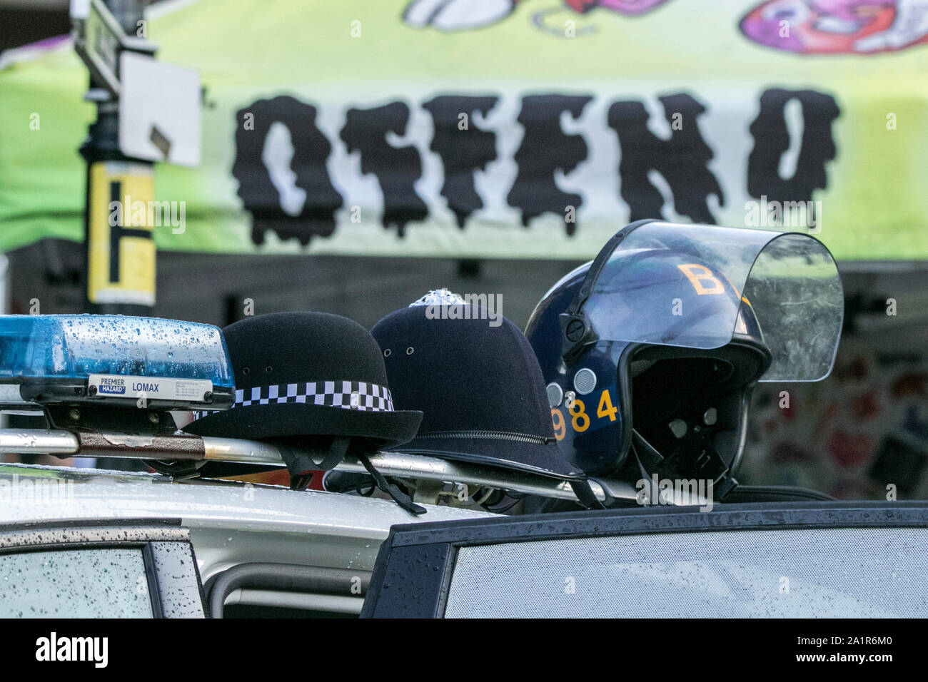 Gli ufficiali di polizia nella partecipazione al Preston Gay Pride evento nel centro della citta' di Preston, Regno Unito Foto Stock