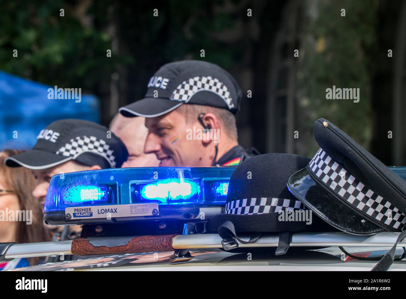 Gli ufficiali di polizia nella partecipazione al Preston Gay Pride evento nel centro della citta' di Preston, Regno Unito Foto Stock