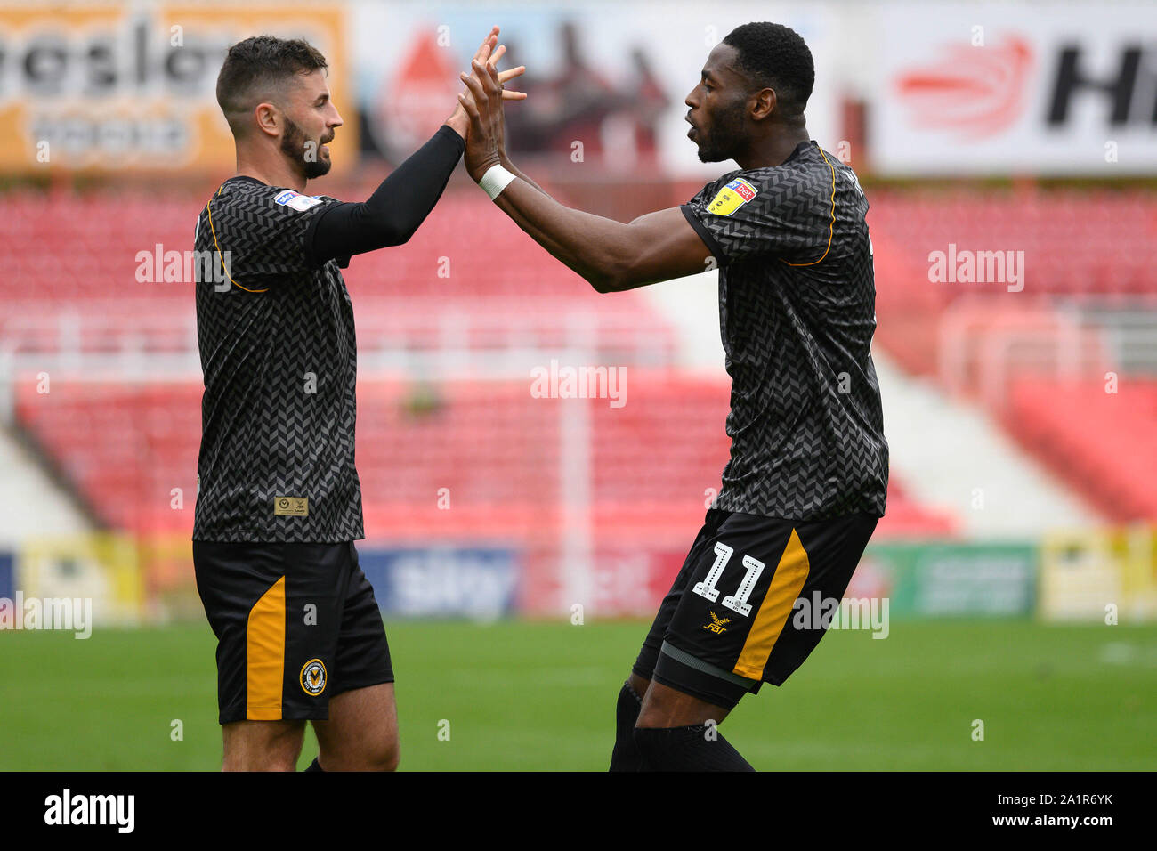 Swindon, Regno Unito. 28 Sep, 2019. Jamille Matt di Newport County ¨ celebra con Padraig Amond dopo segna i suoi team obiettivo 2a. EFL Skybet Football League due, città di Swindon v Newport County al County Ground in Swindon sabato 28 settembre 2019. Questa immagine può essere utilizzata solo per scopi editoriali. Solo uso editoriale, è richiesta una licenza per uso commerciale. Nessun uso in scommesse, giochi o un singolo giocatore/club/league pubblicazioni.pic tramite carta di credito: Andrew Orchard fotografia sportiva/Alamy Live News Foto Stock