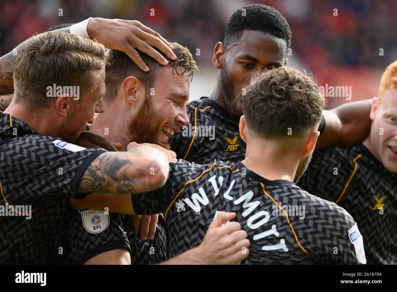 Swindon, Regno Unito. 28 Sep, 2019. Mark O'Brien di Newport County Credit: festeggia con i compagni di squadra dopo che segna i suoi team obiettivo 1a. EFL Skybet Football League due, città di Swindon v Newport County al County Ground in Swindon sabato 28 settembre 2019. Questa immagine può essere utilizzata solo per scopi editoriali. Solo uso editoriale, è richiesta una licenza per uso commerciale. Nessun uso in scommesse, giochi o un singolo giocatore/club/league pubblicazioni.pic da Andrew Orchard fotografia sportiva/Alamy Live News Foto Stock