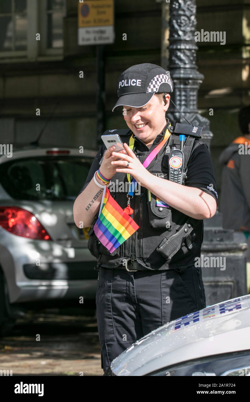 Gli ufficiali di polizia nella partecipazione al Preston Gay Pride evento nel centro della citta' di Preston, Regno Unito Foto Stock