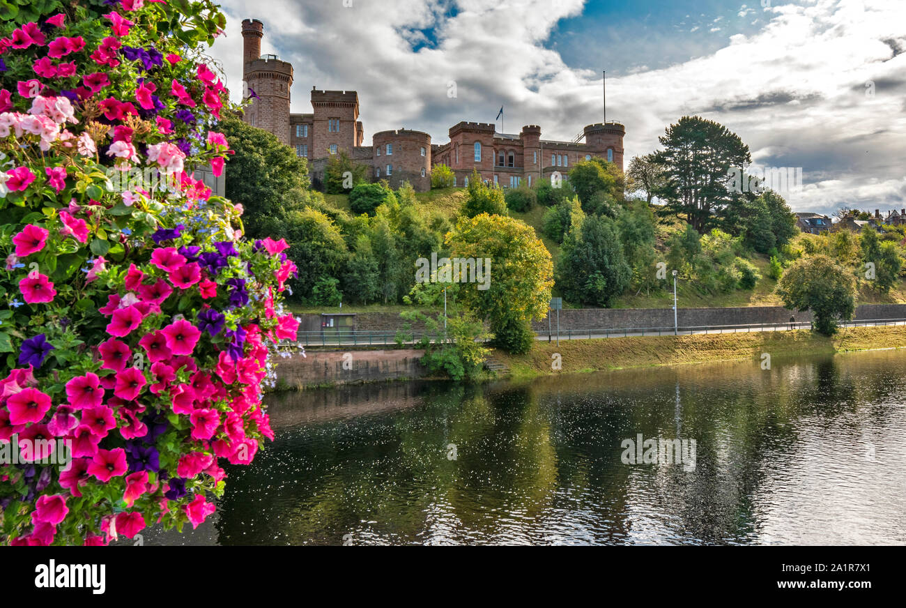 La città di Inverness Scozia fiori colorati sul ponte NESS circondano il castello che si erge sulla collina Foto Stock