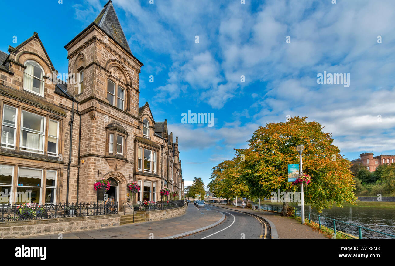 La città di Inverness Scozia VISTA DI CASE E CASTELLO DA NESS WALK con alberi autunnali Foto Stock
