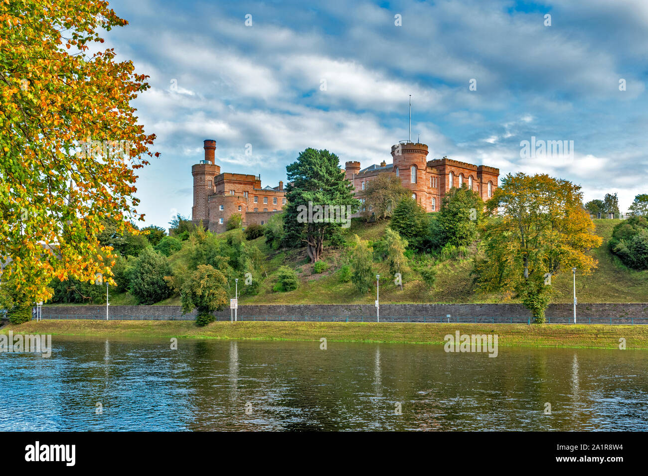 La città di Inverness Scozia vista sul fiume per l'edificio del castello da NESS WALK con alberi autunnali Foto Stock