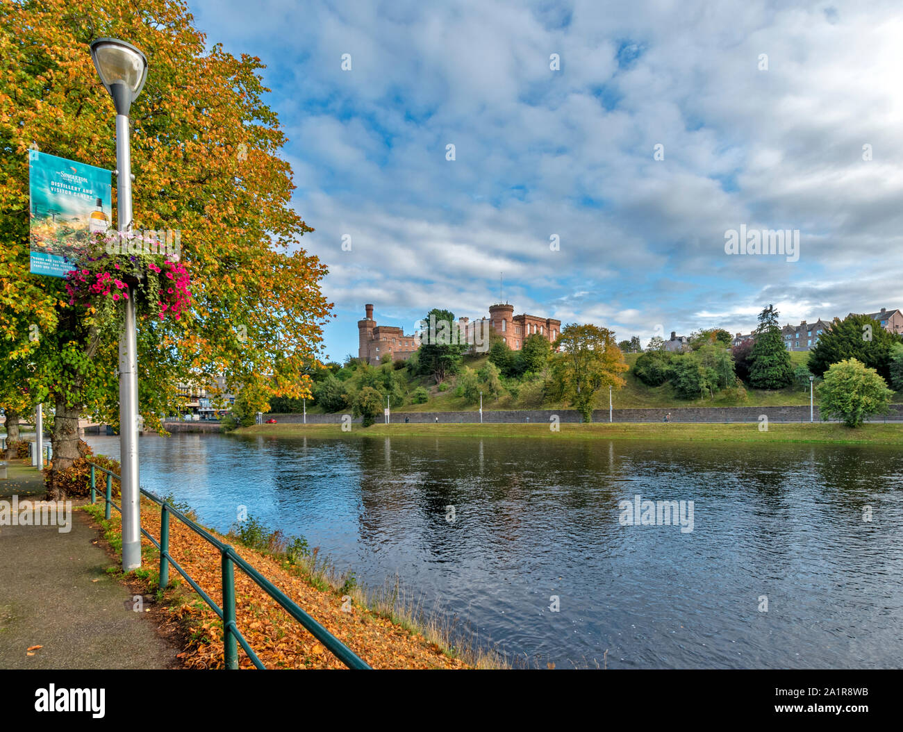 La città di Inverness Scozia vista sul fiume al castello da NESS WALK con alberi autunnali Foto Stock