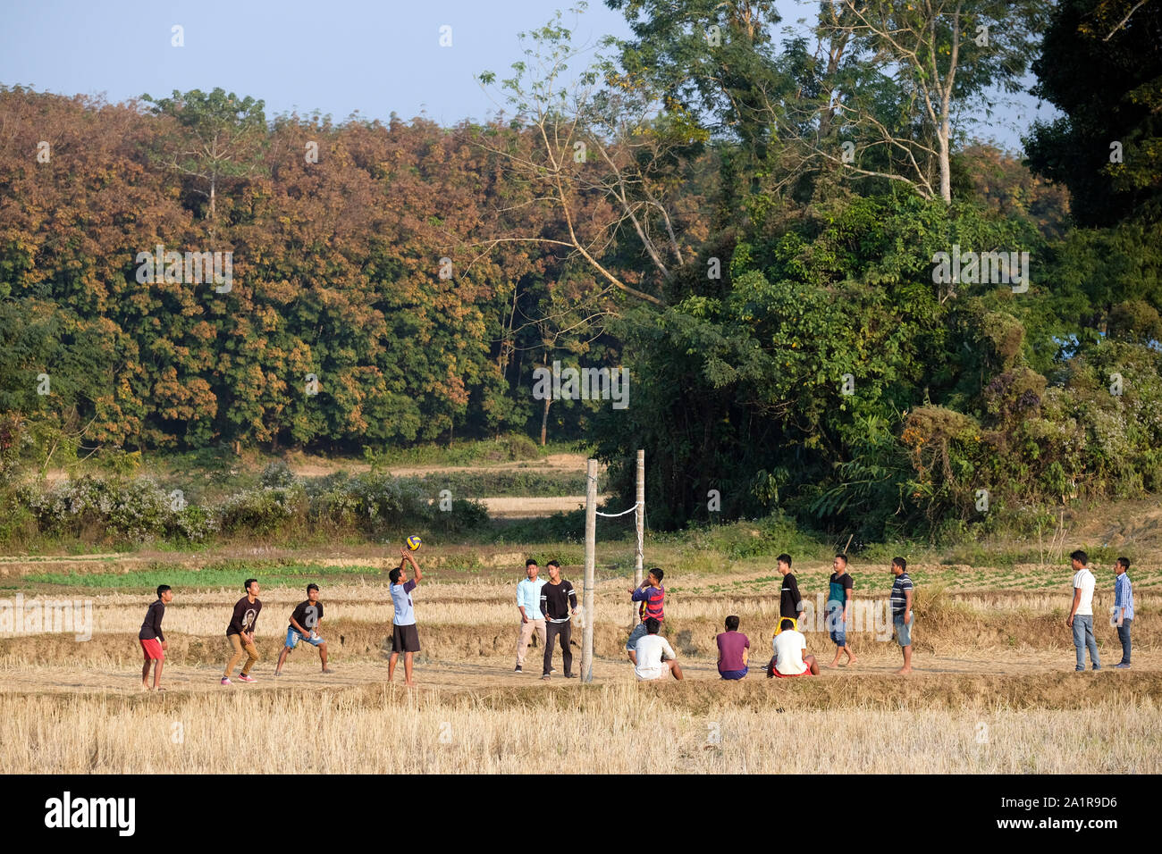 Un gruppo di ragazzi giocare Netball gioco su un raccolte secche campo di riso nello stato di Tripura, Nordest dell India Foto Stock