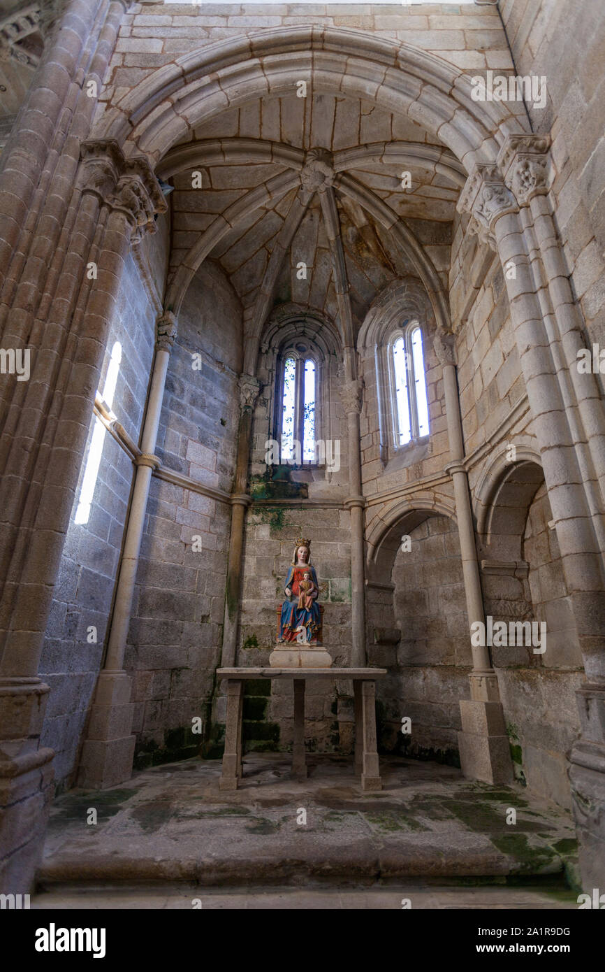 Vergine Maria statua in legno in una cappella nel convento di San Domingos de Bonaval, Santiago de Compostela, Galizia, Spagna Foto Stock