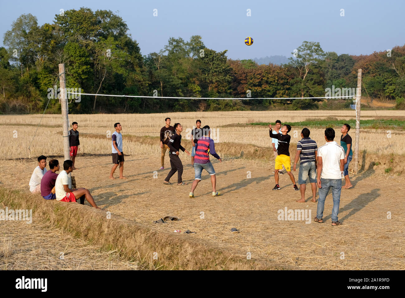 Un gruppo di ragazzi giocare Netball gioco su un raccolte secche campo di riso nello stato di Tripura, Nordest dell India Foto Stock