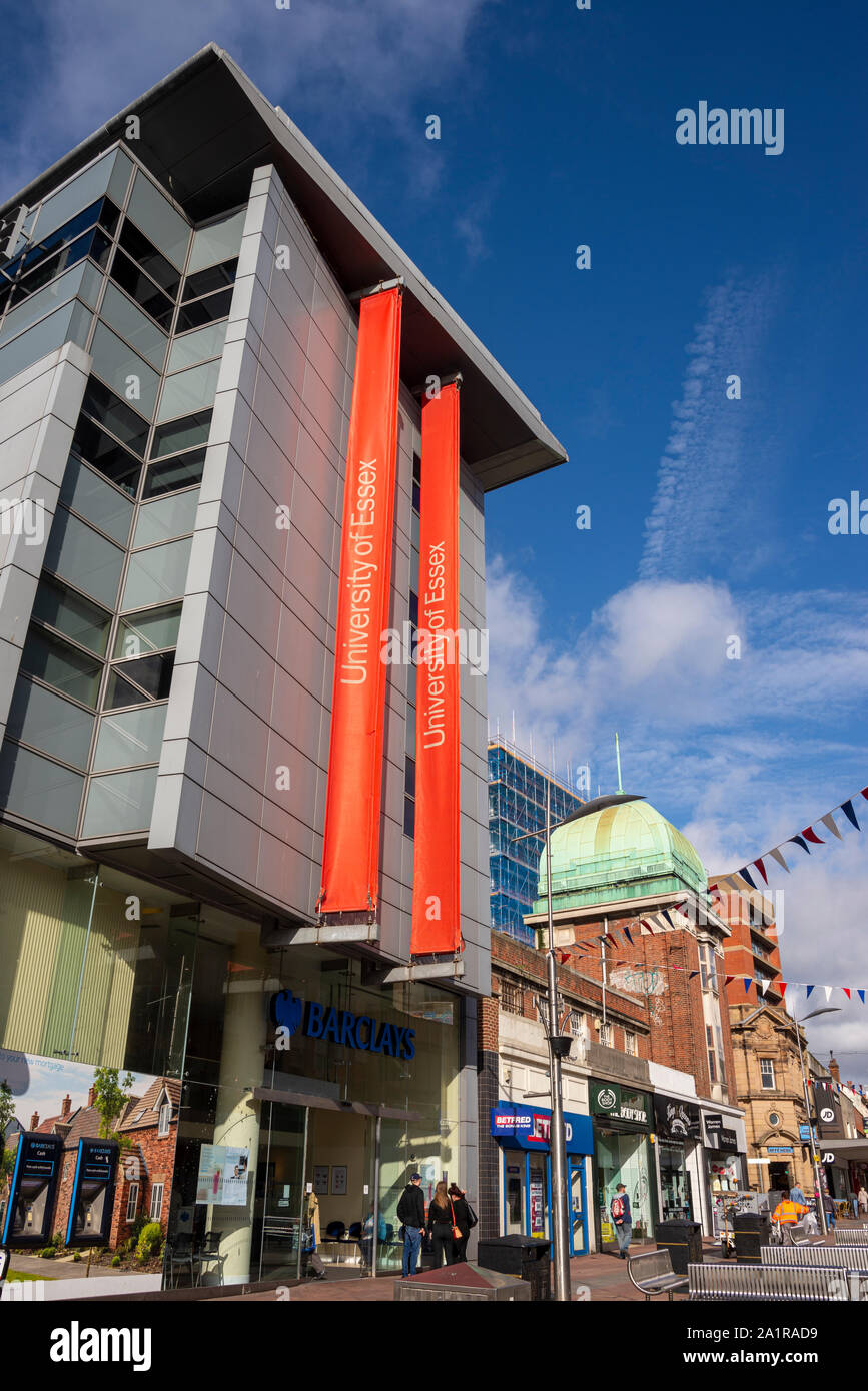 Barclays Bank e le Università di Essex edificio moderno sviluppo all'interno del vecchio Astoria Teatro Odeon in High Street, Southend on Sea, Essex, Regno Unito Foto Stock