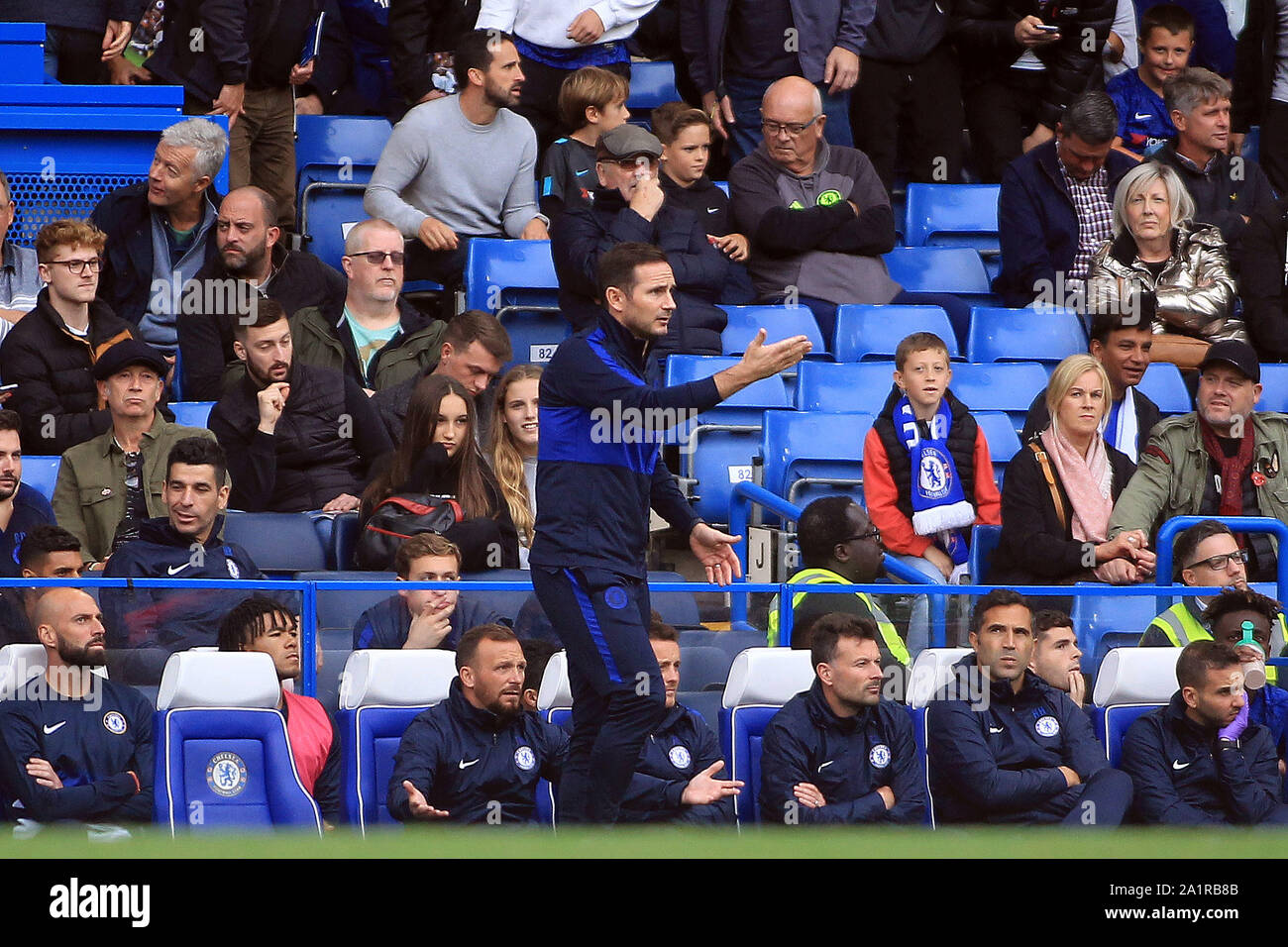 Londra, Regno Unito. 28 Sep, 2019. Chelsea Head Coach Frank Lampard incarica i suoi giocatori dal touch line. Premier League, Chelsea v Brighton & Hove Albion a Stamford Bridge di Londra sabato 28 settembre 2019. Questa immagine può essere utilizzata solo per scopi editoriali. Solo uso editoriale, è richiesta una licenza per uso commerciale. Nessun uso in scommesse, giochi o un singolo giocatore/club/league pubblicazioni. pic da Steffan Bowen/ Credito: Andrew Orchard fotografia sportiva/Alamy Live News Foto Stock