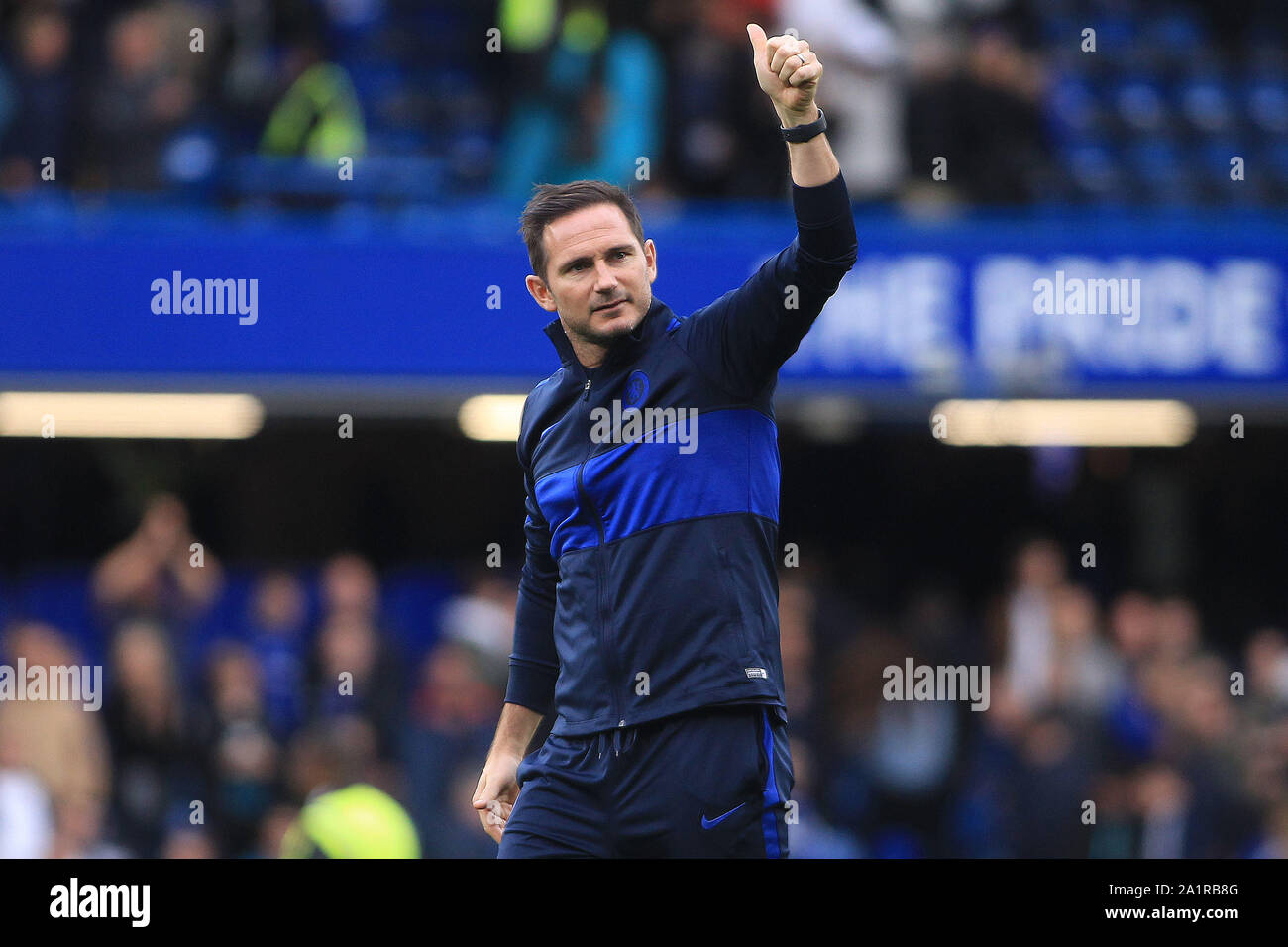 Londra, Regno Unito. 28 Sep, 2019. Chelsea Head Coach Frank Lampard dà fan il pollice in su dopo il gioco. Premier League, Chelsea v Brighton & Hove Albion a Stamford Bridge di Londra sabato 28 settembre 2019. Questa immagine può essere utilizzata solo per scopi editoriali. Solo uso editoriale, è richiesta una licenza per uso commerciale. Nessun uso in scommesse, giochi o un singolo giocatore/club/league pubblicazioni. pic da Steffan Bowen/ Credito: Andrew Orchard fotografia sportiva/Alamy Live News Foto Stock