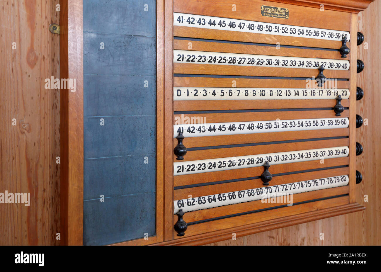 Vintage biliardo scoreboard in Nuffield luogo una country house in Oxfordshire vicino a Henley-on-Thames, posseduta dal visconte Nuffield (Sir William Morris) Foto Stock