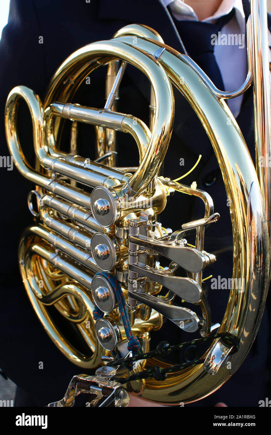 Corno francese corno di metallo brillante, strumento a fiato tromba tromba sulla partitura musicale, strumento a fiato Foto Stock