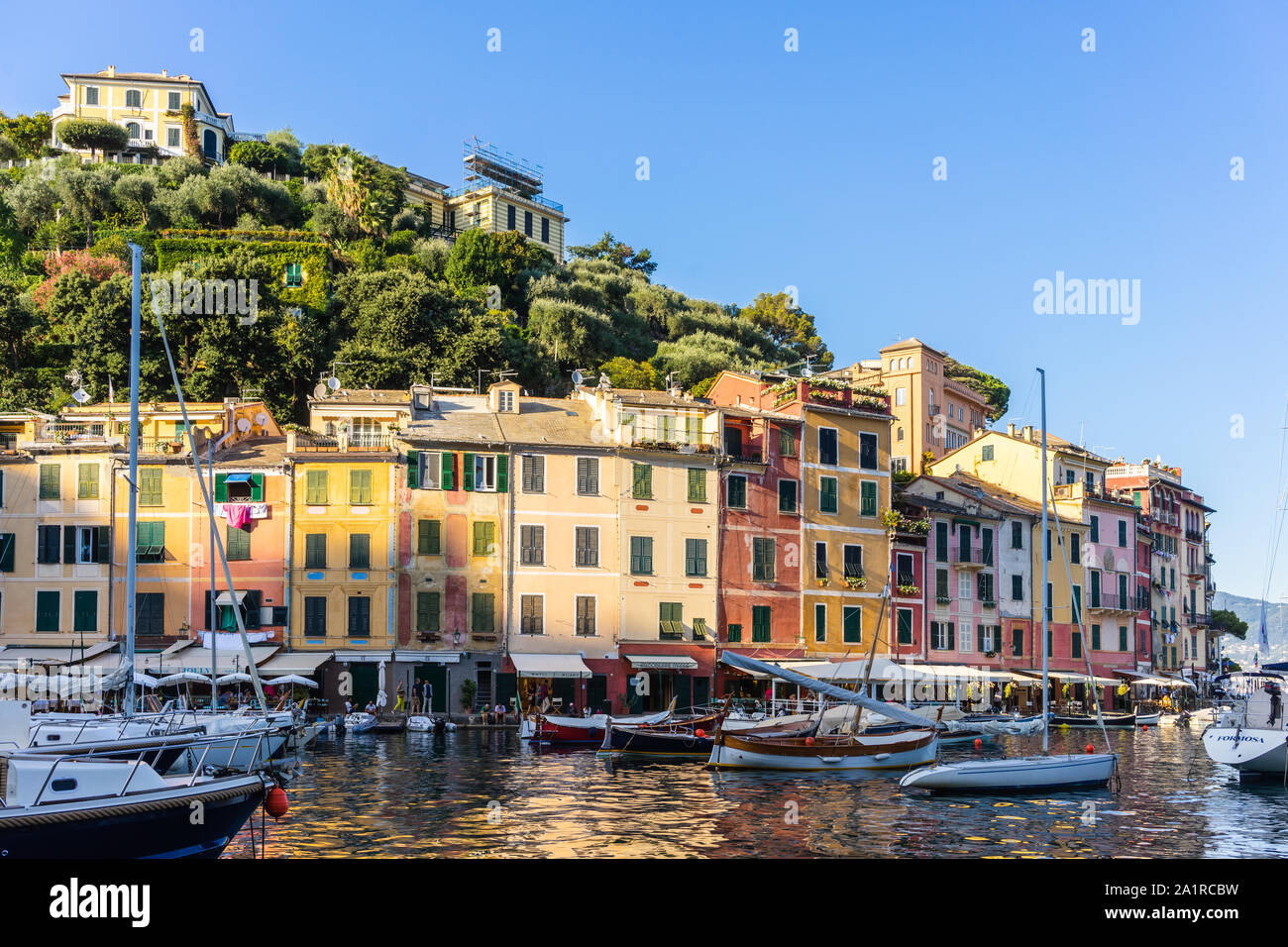 Colorate case pittoresche lungo il porto di Portofino, Mar Ligure, Liguria, Italia Foto Stock
