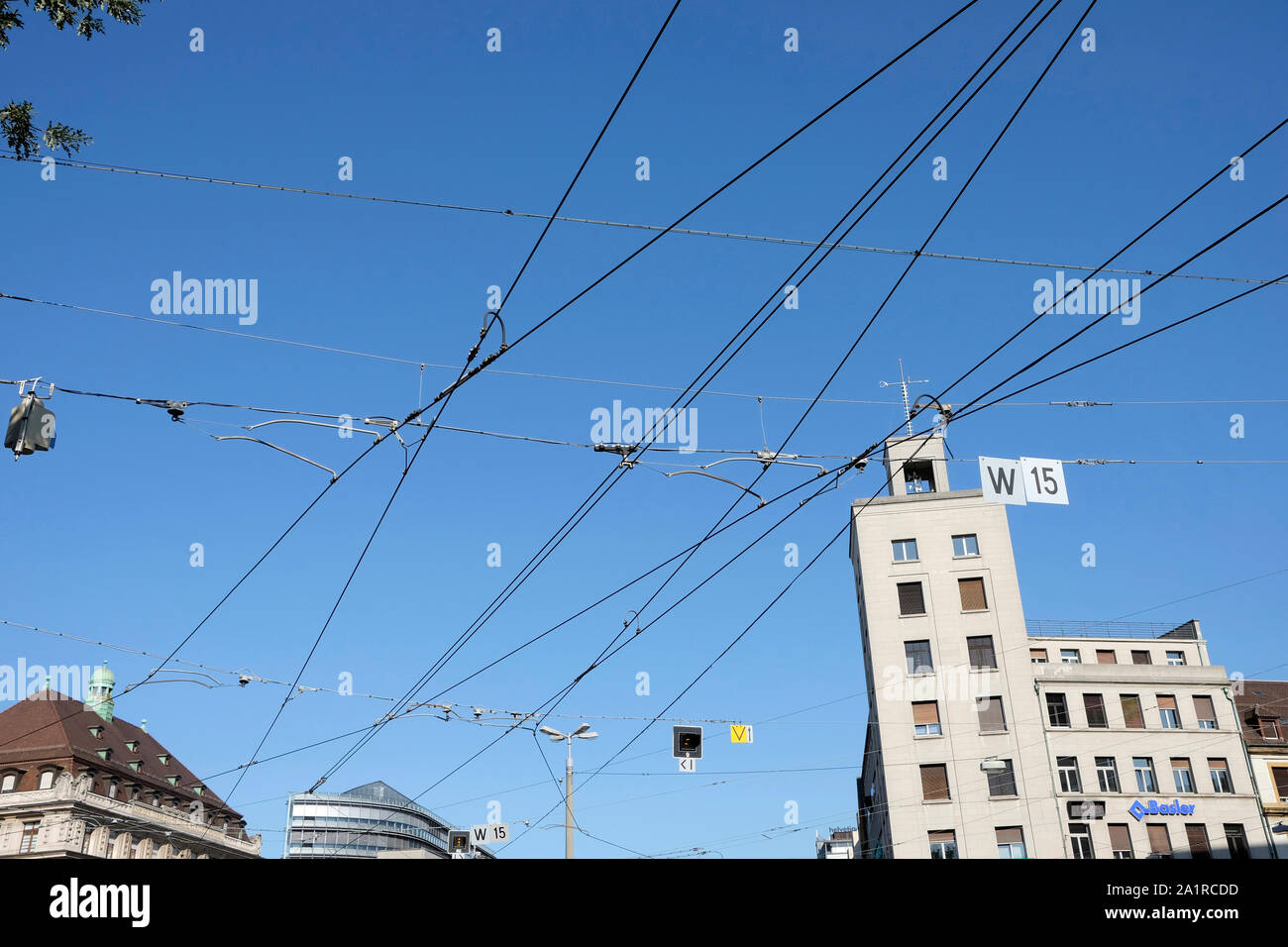 Il tram i fili contro il cielo blu, Basilea, Svizzera Foto Stock