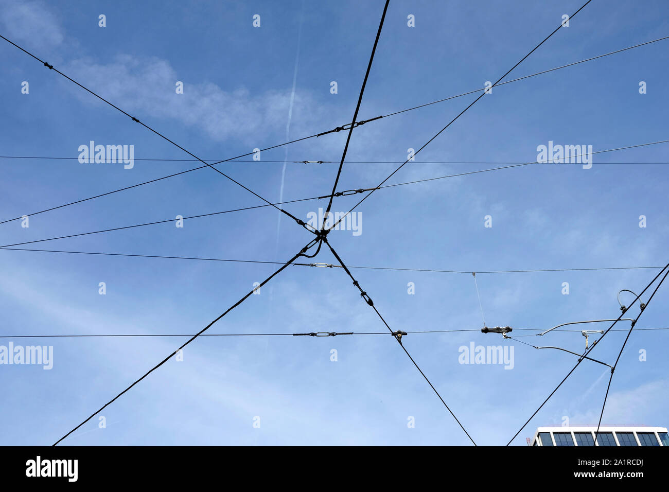 Il tram i fili contro il cielo blu, Basilea, Svizzera Foto Stock