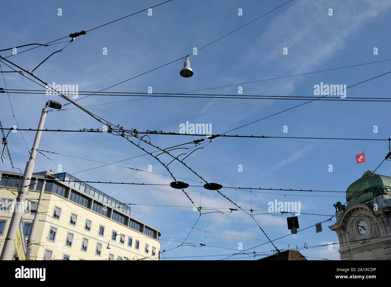 Il tram i fili contro il cielo blu, Basilea, Svizzera Foto Stock