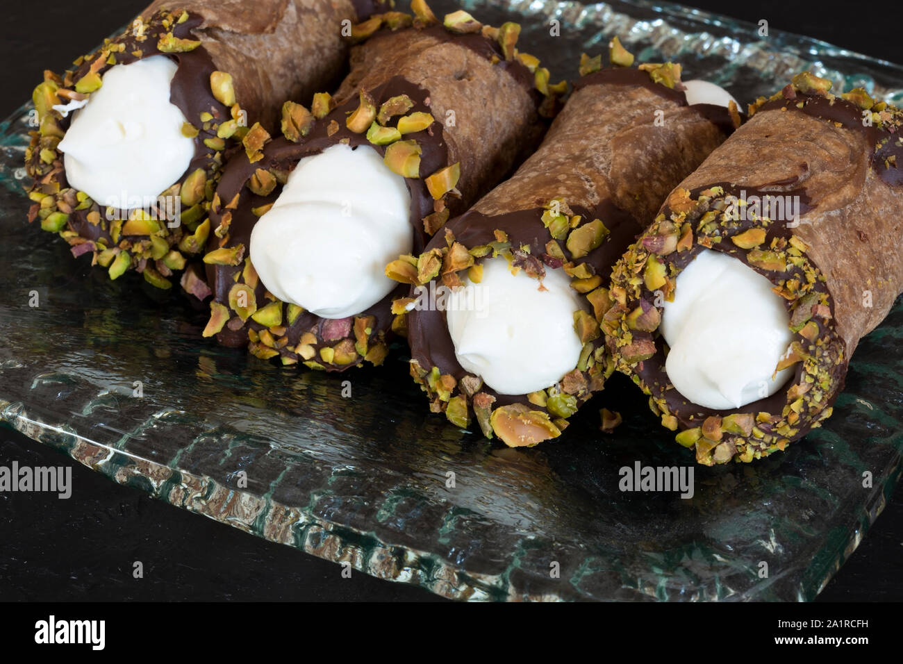 Cannoli, dessert italiano servito su una piastra Foto Stock